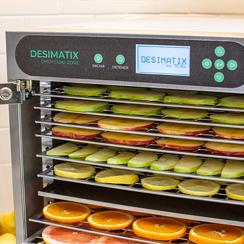 Bandejas del Desimatix con rodajas de manzana, limón y naranja deshidratándose